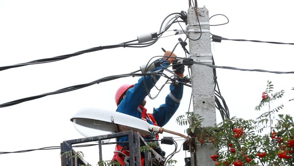 Электрик во время ремонтных работ. Архивное фото - Sputnik Кыргызстан