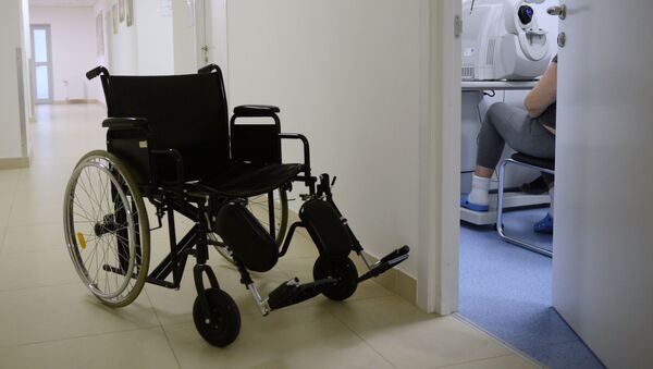 Инвалидная коляска в коридоре клиники. Архивное фото - Sputnik Кыргызстан