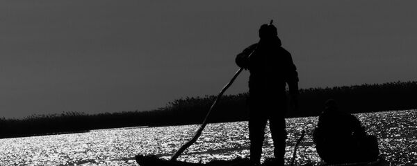 Мужчина на лодке. Архивное фото - Sputnik Кыргызстан