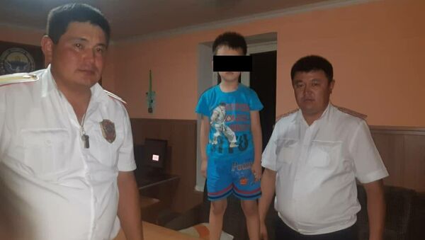 Сотрудники ГУОБДД с пятилетним мальчиком, которого пытались похитить трое мужчин - Sputnik Кыргызстан