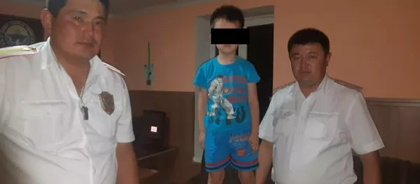 Сотрудники ГУОБДД с пятилетним мальчиком, которого пытались похитить трое мужчин Сотрудники ГУОБДД с пятилетним мальчиком, которого пытались похитить трое мужчин - Sputnik Кыргызстан