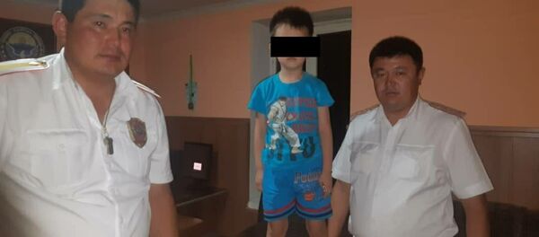 Сотрудники ГУОБДД с пятилетним мальчиком, которого пытались похитить трое мужчин - Sputnik Кыргызстан
