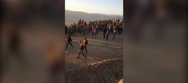 Атчан, жөө-жалаңдап... Нарындагы кытай компаниясына каршы чыккан элдин видеосу - Sputnik Кыргызстан