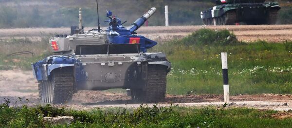 Танк Т-72Б3 команды армии Кыргызстана на дистанции первого этапа Индивидуальная гонка в соревнованиях Танковый биатлон V Армейских международных игр-2019 в парке Патриот. Танк Т-72Б3 команды армии Кыргызстана на дистанции первого этапа Индивидуальная гонка в соревнованиях Танковый биатлон V Армейских международных игр-2019 в парке Патриот. - Sputnik Кыргызстан