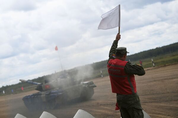 Как в боевике! Дерзкий дрифт от команды КР на танковом биатлоне — репортаж - Sputnik Кыргызстан