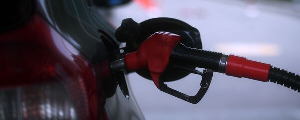 Заправка автомобиля на одной из автозаправочных станций. Архивное фото - Sputnik Кыргызстан