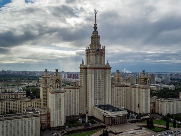 Главное здание МГУ в Москве - Sputnik Кыргызстан