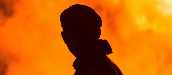 Спасение мужчины из огня человека - Sputnik Кыргызстан