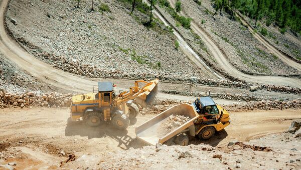 Погрузка золотосодержащей руды на участке рудника. Архивное фото - Sputnik Кыргызстан