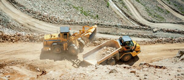 Погрузка золотосодержащей руды на участке рудника. Архивное фото - Sputnik Кыргызстан