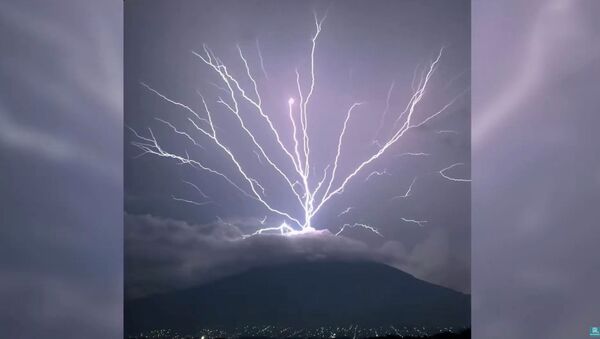 Потрясающее зрелище! Вырывающуюся из вулкана молнию сняли на видео - Sputnik Кыргызстан
