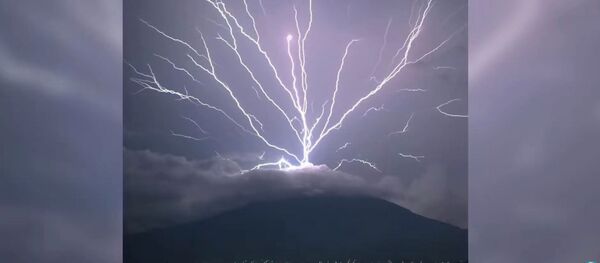 Потрясающее зрелище! Вырывающуюся из вулкана молнию сняли на видео - Sputnik Кыргызстан