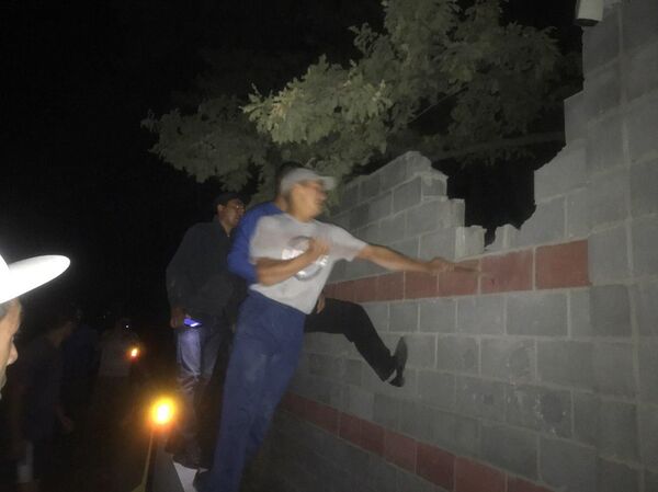 Алмазбек Атамбаевдин тарапташтары тосмону талкалап үйгө киришти. Сүрөт - Sputnik Кыргызстан