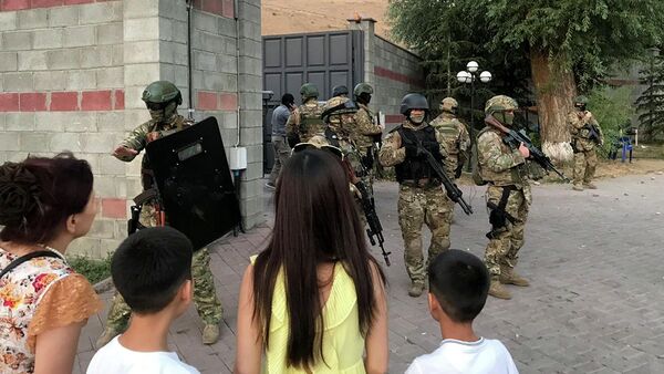 Отряд спецназ во время штурма дома Алмазбека Атамбаева в селе Кой-Таш  - Sputnik Кыргызстан