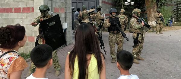 Штурм дома Алмазбека Атамбаева в селе Кой-Таш  - Sputnik Кыргызстан