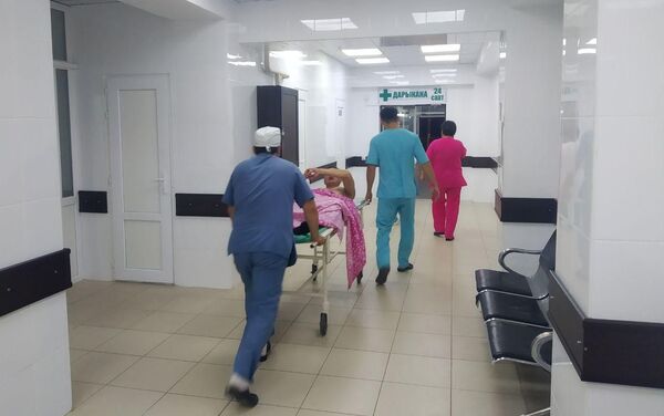 По данным корреспондента Sputnik Кыргызстан из БНИЦТиО, привозят раненных, в том числе спецназовцев, двоих пострадавших готовят к операции - Sputnik Кыргызстан