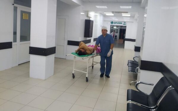 Трое пострадавших в Чуйской областной объединенной больнице, еще трое в Национальном госпитале, девятеро — в Бишкекском научно-исследовательском центре травматологии и ортопедии - Sputnik Кыргызстан