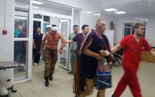 В больницы Бишкека и Чуйской области госпитализированы 15 человек, пострадавших при штурме дома Алмазбека Атамбаева - Sputnik Кыргызстан