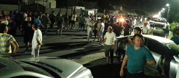 Сторонники бывшего президента Алмазбека Атамбаев у въезда в село Кой-Таш - Sputnik Кыргызстан