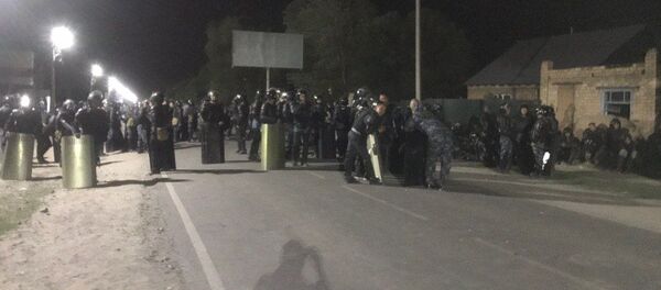 Кой-Таш айылындагы ИИМ кызматкерлери Кой-Таш айылындагы ИИМ кызматкерлери - Sputnik Кыргызстан