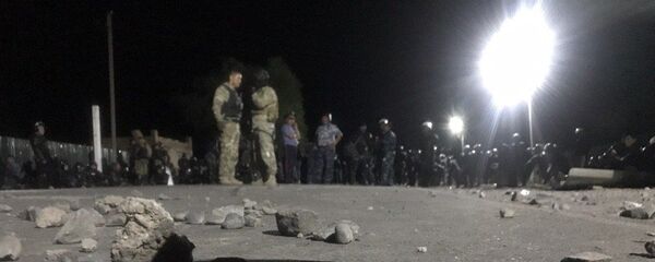 Сотрудники правоохранительных органов у въезда в село Кой-Таш - Sputnik Кыргызстан