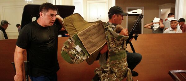 Штурм дома Алмазбека Атамбаева в селе Кой-Таш Штурм дома Алмазбека Атамбаева в селе Кой-Таш - Sputnik Кыргызстан