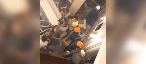 Алсыз жаткан спецназ жоокерлери. Атамбаевдин үйүнүн ичинен тартылган видео - Sputnik Кыргызстан