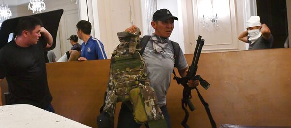 Штурм дома Алмазбека Атамбаева в селе Кой-Таш - Sputnik Кыргызстан