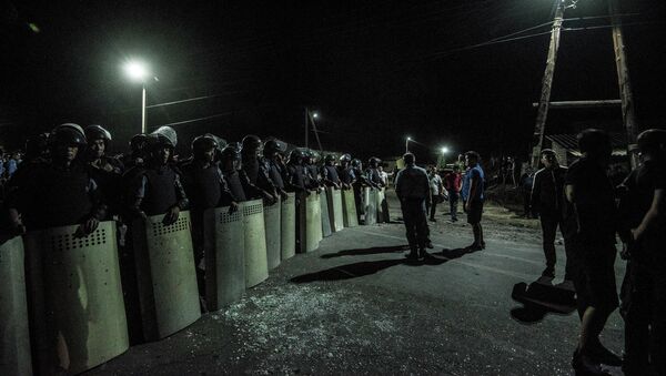 Кордон из сотрудников правоохранительных органов в селе Кой-Таш во время спецоперации по задержанию бывшего президента КР Алмазбека Атамбаева - Sputnik Кыргызстан