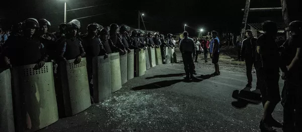 Штурм дома Алмазбека Атамбаева в селе Кой-Таш. Архивное фото Штурм дома Алмазбека Атамбаева в селе Кой-Таш. Архивное фото - Sputnik Кыргызстан