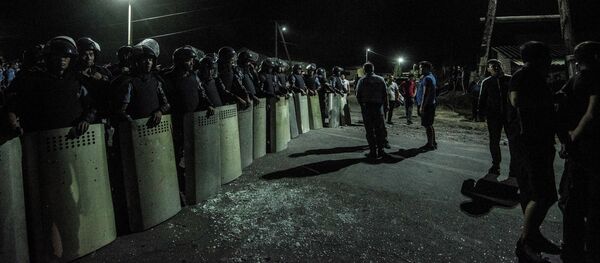 Штурм дома Алмазбека Атамбаева в селе Кой-Таш Штурм дома Алмазбека Атамбаева в селе Кой-Таш - Sputnik Кыргызстан