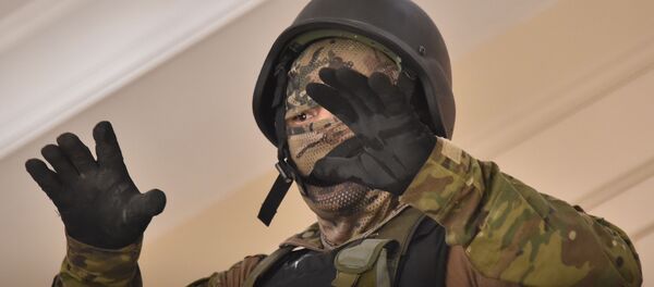 Штурм дома Алмазбека Атамбаева в селе Кой-Таш - Sputnik Кыргызстан