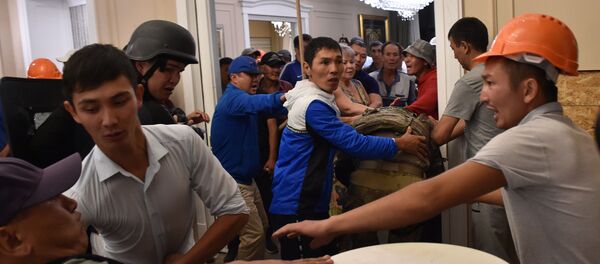 Сторонники бывшего президента Алмазбека Атамбаева вступают в конфликт с членами кыргызского спецназа во время спецоперации по задержанию Атамбаева в селе Кой-Таш. 7 августа 2019 года. - Sputnik Кыргызстан