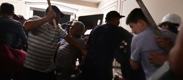 Штурм дома Алмазбека Атамбаева в селе Кой-Таш Штурм дома Алмазбека Атамбаева в селе Кой-Таш - Sputnik Кыргызстан