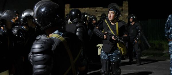 Штурм дома Алмазбека Атамбаева в селе Кой-Таш - Sputnik Кыргызстан