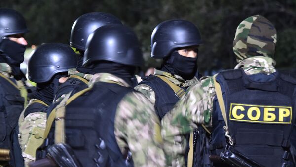 Сотрудники спецназа во время штурма дома Алмазбека Атамбаева в селе Кой-Таш - Sputnik Кыргызстан