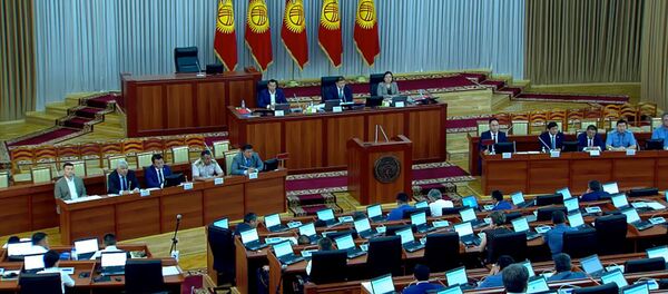 Депутаттар Атамбаевдин маселесин карай башташты. Кезексиз жыйындан түз эфир - Sputnik Кыргызстан