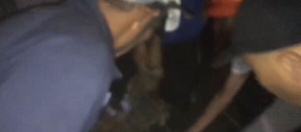 Спецназдын араң жан жоокерин элдин коргоп калган видеосу - Sputnik Кыргызстан