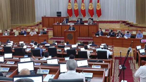 Депутаты на внеочередной сессии Жогорку Кенеша - Sputnik Кыргызстан