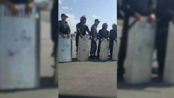 Спецназ перекрыл дорогу в Кой-Таше — видео - Sputnik Кыргызстан