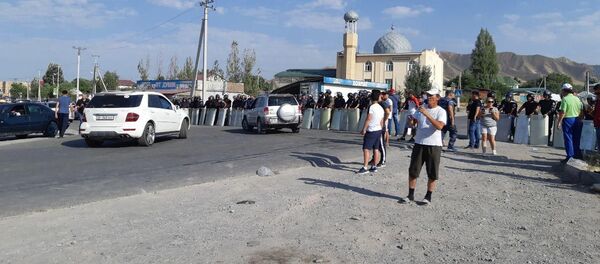 Сотрудники МВД поставили кордон по пути к дому Алмазбека Атамбаева в селе Кой-Таш. - Sputnik Кыргызстан