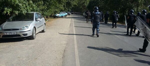  Милицейский кордон направляется в сторону села Кой-Таш для задержания Алмазбека Атамбаева - Sputnik Кыргызстан
