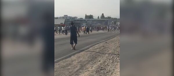 Как сторонники Атамбаева прорвали милицейский кордон — видео - Sputnik Кыргызстан