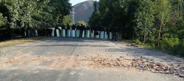 Милицейский кордон у въезда в село Кой-Таш - Sputnik Кыргызстан