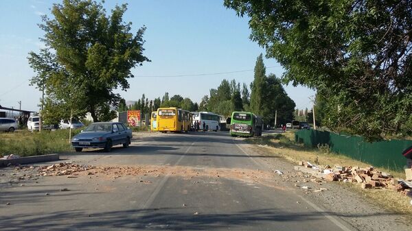 Сторонники Атамбаева пытаются прорваться через второй кордон милиции — фото - Sputnik Кыргызстан