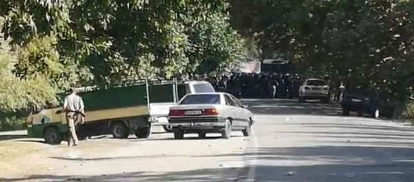 Өрт, октун үнү. Атамбаевдин үйүнүн жанындагы ызы-чуунун видеосу Өрт, октун үнү. Атамбаевдин үйүнүн жанындагы ызы-чуунун видеосу - Sputnik Кыргызстан