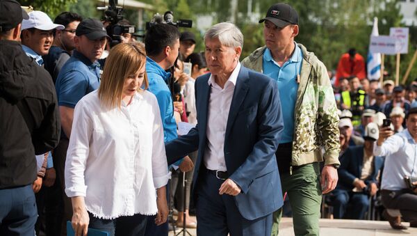 Бывший президент КР Алмазбек Атамбаев и его советник Кундуз Жолдубаева - Sputnik Кыргызстан