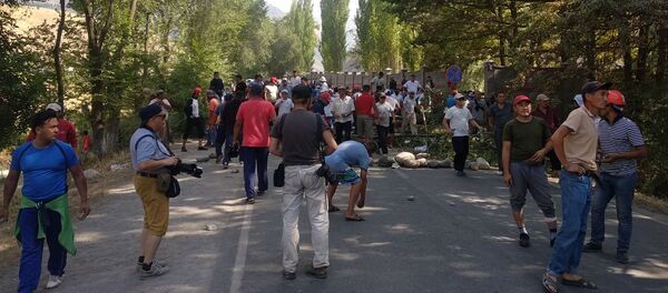 Сторонники бывшего президента Алмазбека Атамбаева направляются из села Кой-Таш в Бишкек - Sputnik Кыргызстан