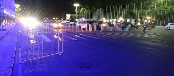 На площади Ала-Тоо спецназ начал разгон митингующих. Видеотрансляция На площади Ала-Тоо спецназ начал разгон митингующих. Видеотрансляция - Sputnik Кыргызстан