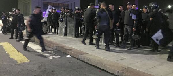 Сотрудники милиции на площади Ала-Тоо охраняют территорию в Бишкеке Сотрудники милиции на площади Ала-Тоо охраняют территорию в Бишкеке - Sputnik Кыргызстан